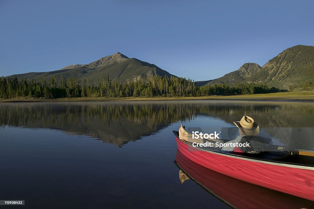 Człowiek relaks w Canoe z widokiem na góry - Zbiór zdjęć royalty-free (Mountain View - Stan Arkansas)