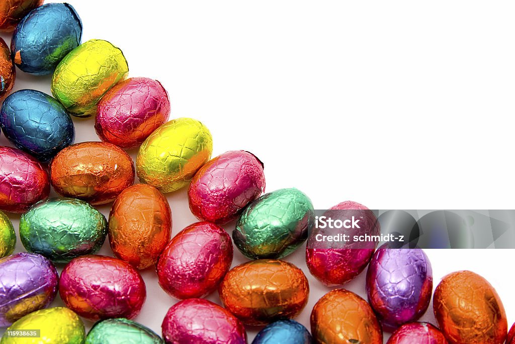 Красочные пасхальные яйца на белый - Стоковые фото Без людей роялти-фри