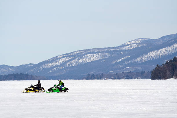 lone moda da neve - snowmobiling snow winter mountain foto e immagini stock