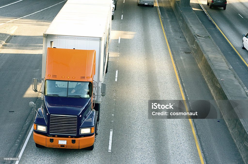 세미 배달차 굴절률은 Freeway - 로열티 프리 세미 트럭 스톡 사진