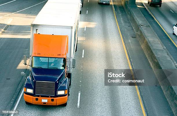 Foto de Semicaminhão Na Estrada e mais fotos de stock de Caminhão articulado - Caminhão articulado, Vista Frontal, Autoestrada