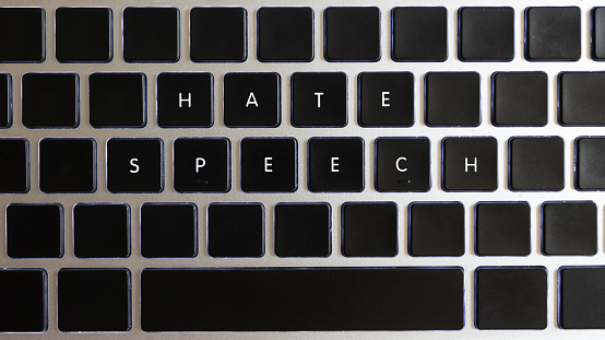 Título de voz de odio aislado en el teclado del cuaderno con teclas en blanco. photo
