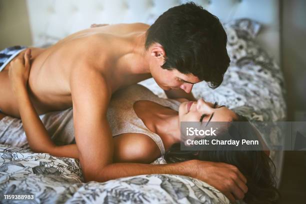 Quiero Hacerte El Amor Dulce Foto de stock y más banco de imágenes de Cama - Cama, Parejas, Sin camisa - iStock Quiero Hacerte El Amor Dulce Foto de stock y más banco de imágenes de Cama - Cama, Parejas, Sin camisa - iStock