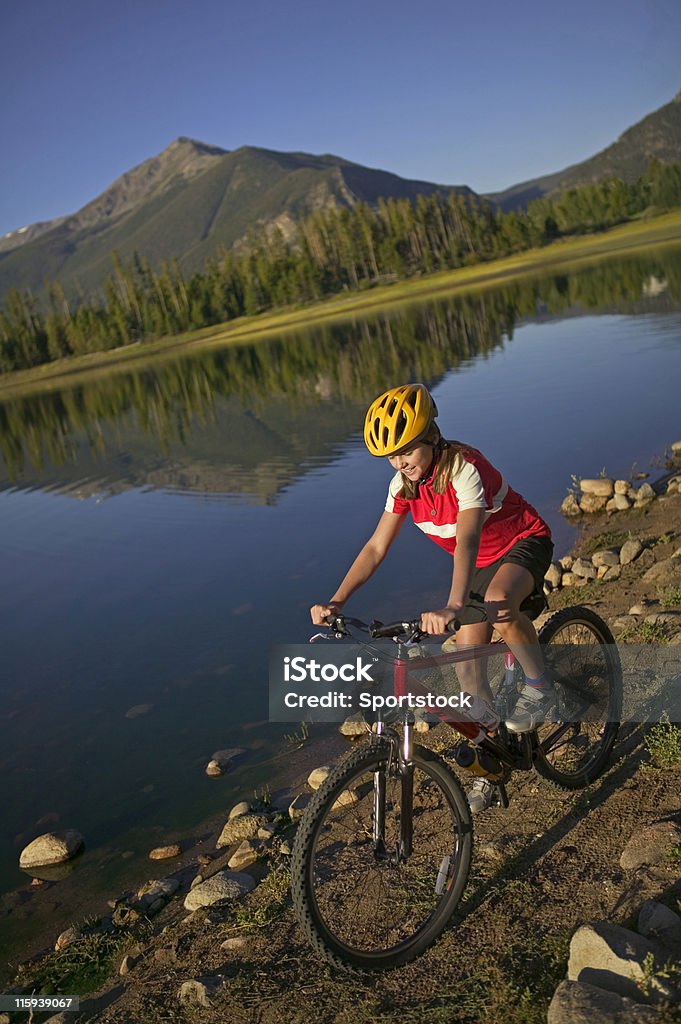 Mädchen mit dem Fahrrad durch Mountain Lake - Lizenzfrei Abgeschiedenheit Stock-Foto