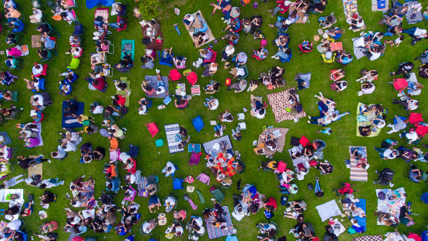 在土耳其安卡拉的野餐地毯上,夏天坐在城市公園裡,坐在一起,站在城市公園裡,人們從頭頂上觀看 - 公園 人造空間 圖片 個照片及圖片檔
