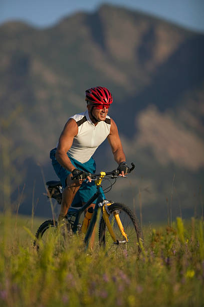 a andar de bicicleta nas montanhas - mountain biking colorado action cycling imagens e fotografias de stock