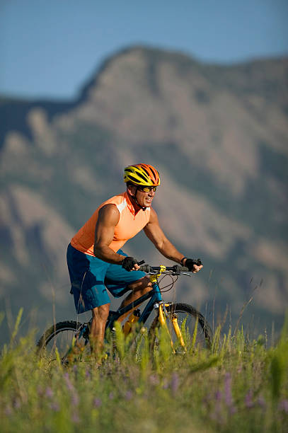 езда на велосипеде в горах - mountain biking colorado action cycling стоковые фото и изображения