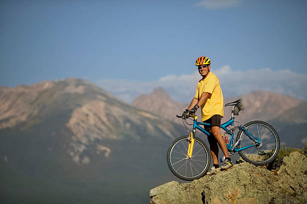 homme sur vélo dans les montagnes de repos - mountain biking colorado action cycling photos et images de collection