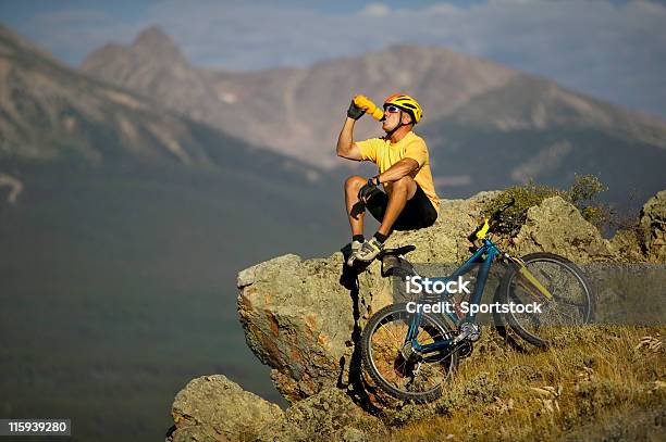 Motociclista Em Montanhas Da Garrafa De Água Potável - Fotografias de stock e mais imagens de Ciclismo