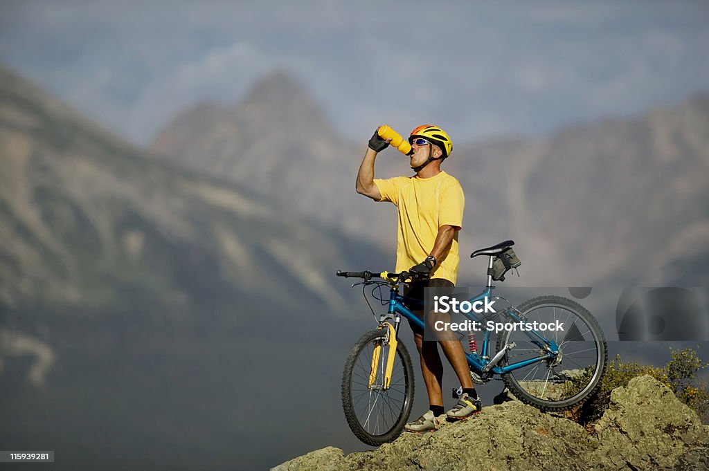 Beber da garrafa de água de bicicleta nas montanhas - Royalty-free Colorado Foto de stock