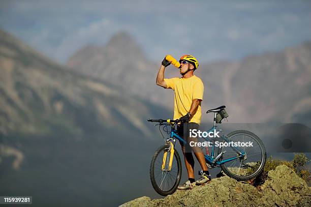 Beber Da Garrafa De Água De Bicicleta Nas Montanhas - Fotografias de stock e mais imagens de Colorado