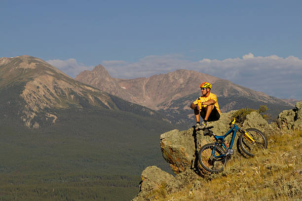 отдыхать после езда на горных велосипедах - mountain biking colorado action cycling стоковые фото и изображения