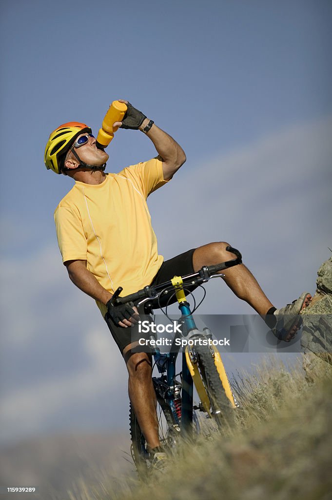 Homem em bicicleta de beber da garrafa de água - Foto de stock de Adulto royalty-free