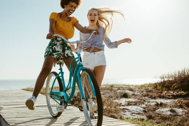 サイクルを楽しむ陽気な女の子 - child outdoors action freedom ストックフォトと画像