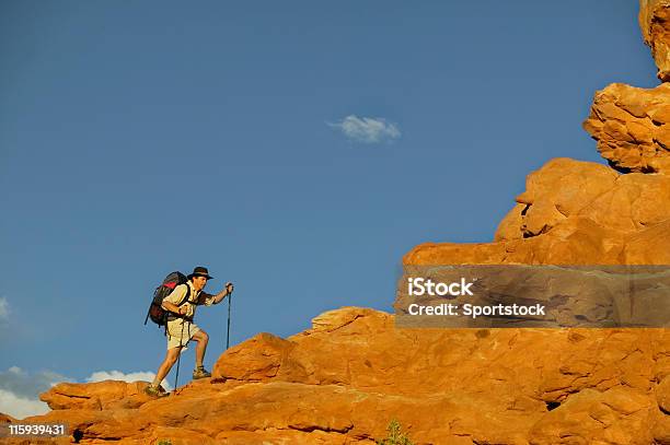 Człowiek Piesze Wędrówki W Górę Rock Parapet - zdjęcia stockowe i więcej obrazów Wdrapywać się - Wdrapywać się, Wzgórze, Mężczyźni