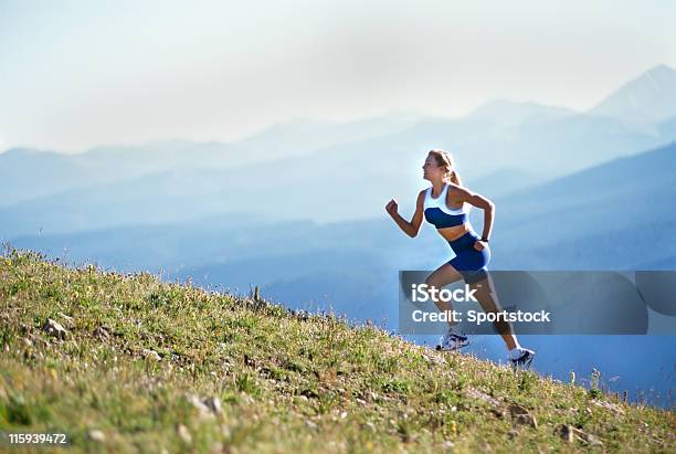 Bella Donna In Esecuzione Su Mountain - Fotografie stock e altre immagini di Corsa veloce - Corsa veloce, Scalare, Adulto