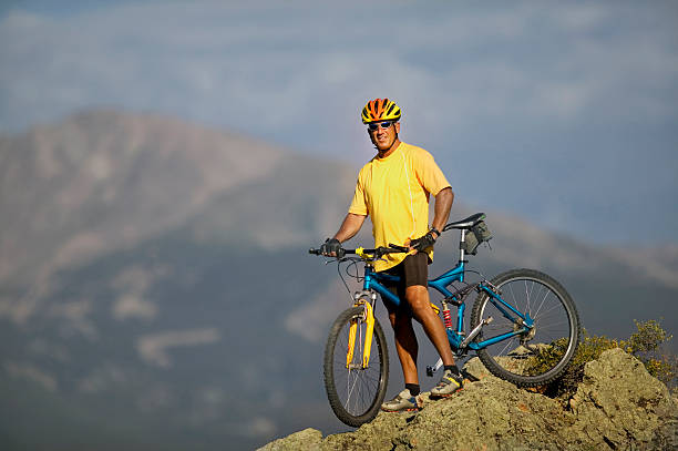 homme reposant sur un vélo avec vue sur la montagne - mountain biking colorado action cycling photos et images de collection