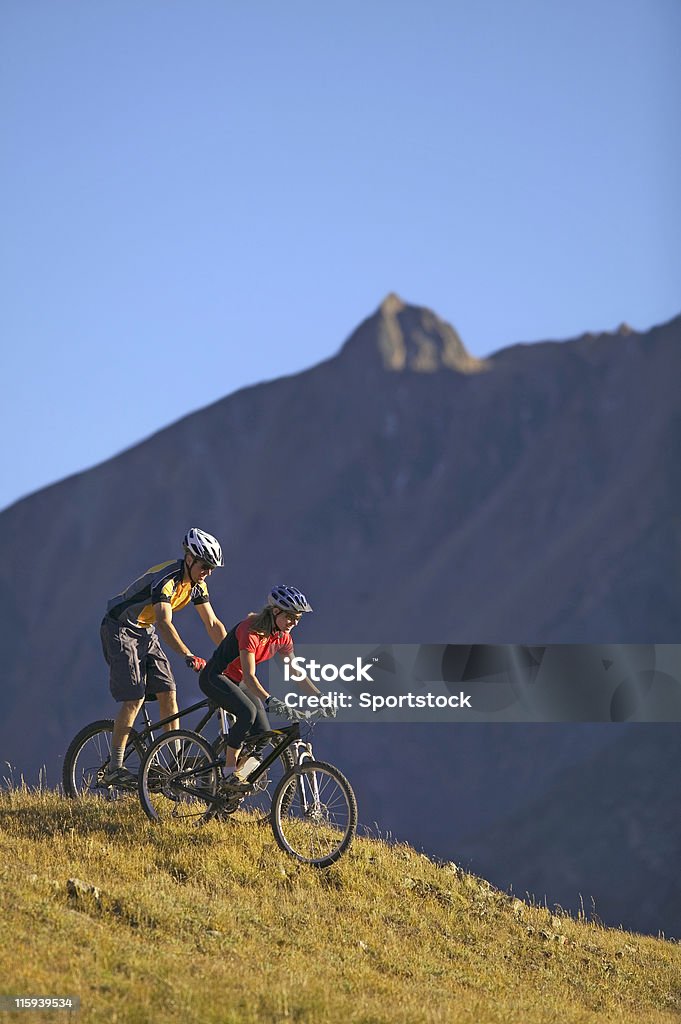 Casal andando de bicicleta nas montanhas - Foto de stock de Casal royalty-free