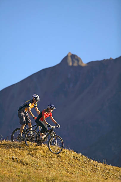casal de ciclismo em montanhas - mountain biking colorado action cycling imagens e fotografias de stock