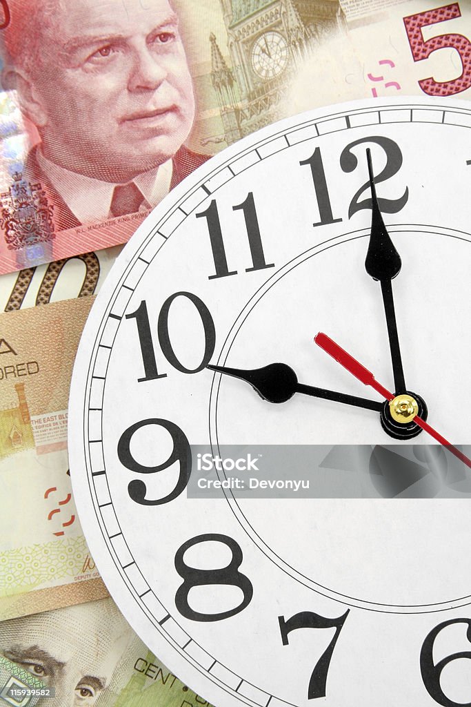 Orologio a muro e dollari canadesi - Foto stock royalty-free di Affari