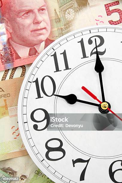 Orologio A Muro E Dollari Canadesi - Fotografie stock e altre immagini di Affari - Affari, Banconota, Banconota di dollaro canadese