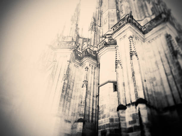 catedral do st. vitus em praga - church gothic style cathedral dark - fotografias e filmes do acervo