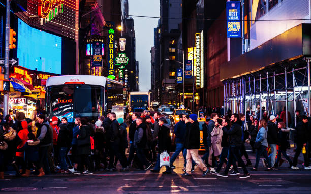 times square w nocy, nowy jork - new york city times square crowd people zdjęcia i obrazy z banku zdjęć