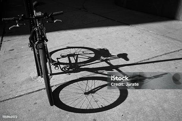 Foto de Bicicleta E Sombra e mais fotos de stock de Abstrato - Abstrato, Alto contraste, Bicicleta