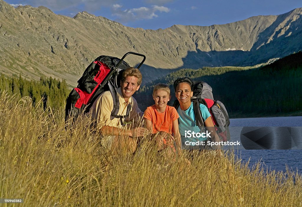 Famiglia escursioni accanto al lago di montagna - Foto stock royalty-free di Acqua