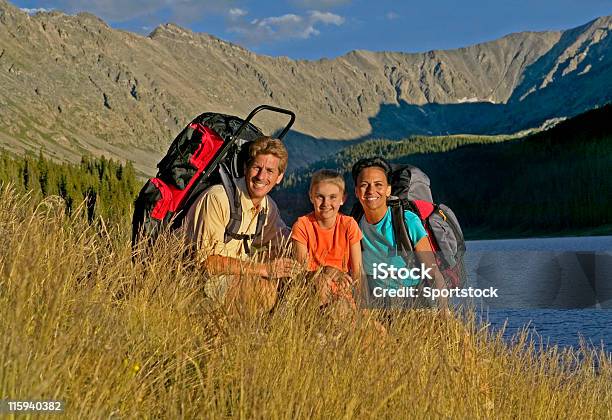 Rodzina Hiking Obok Mountain Lake - zdjęcia stockowe i więcej obrazów Biwakować - Biwakować, Czerwony, Czynność