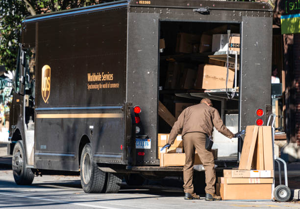 ups delivery, traverse city, michigan - united parcel service truck shipping delivering photos et images de collection