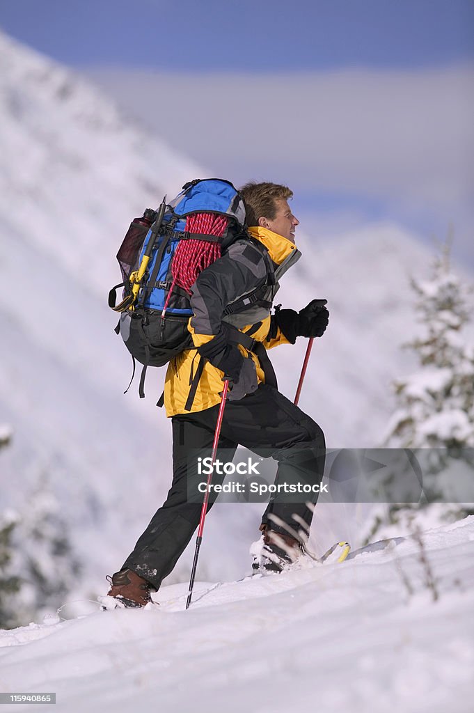 Turysta z plecakiem w Snowshoes - Zbiór zdjęć royalty-free (Badanie)