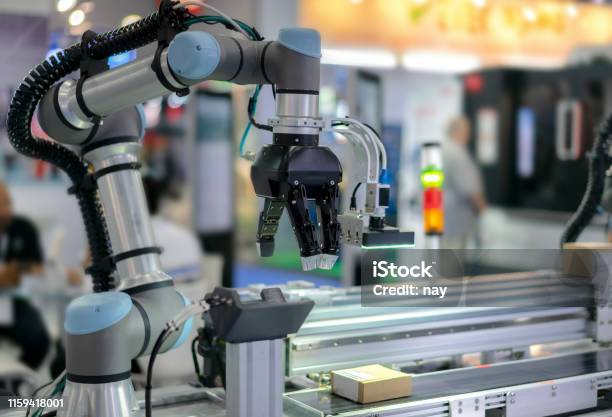 Robot De Fabricación Foto de stock y más banco de imágenes de Robot - Robot, Brazo robótico - Herramientas de fabricación, Manufacturar