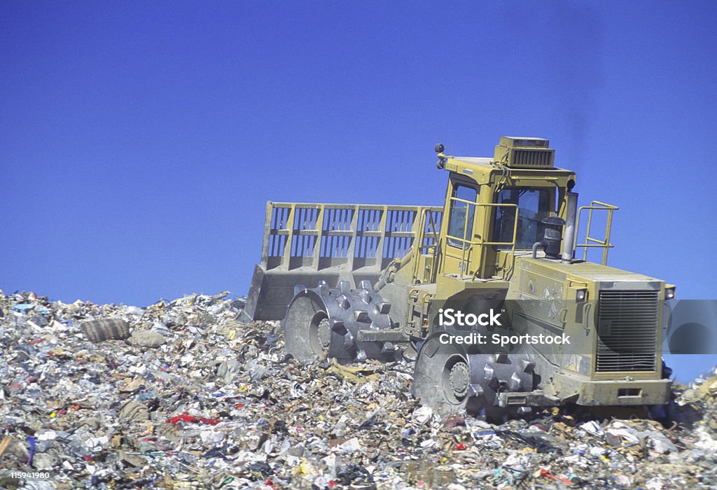 Máquina excavadora en vertederos - Foto de stock de Azul libre de derechos