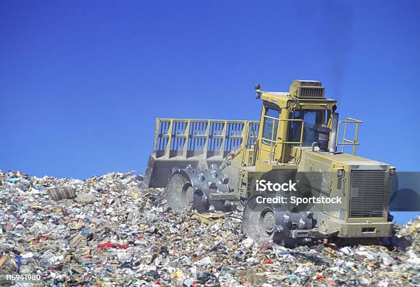 Máquina Excavadora En Vertederos Foto de stock y más banco de imágenes de Azul - Azul, Basura, Camión de descarga