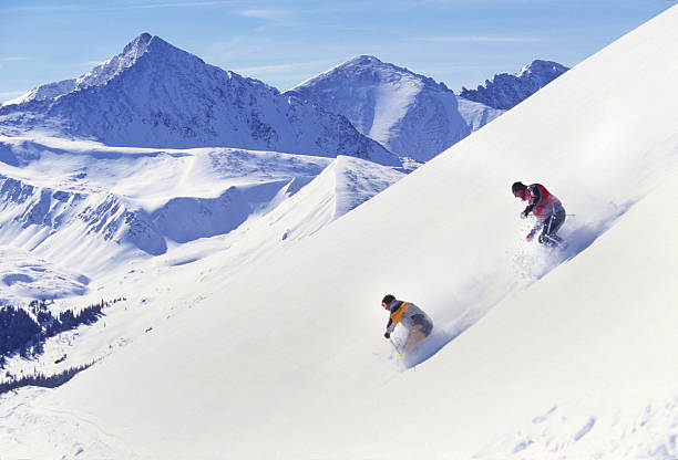 świeży śnieg, narciarzy w proszku z widokiem na góry - uciekanie się narty zdjęcia i obrazy z banku zdjęć
