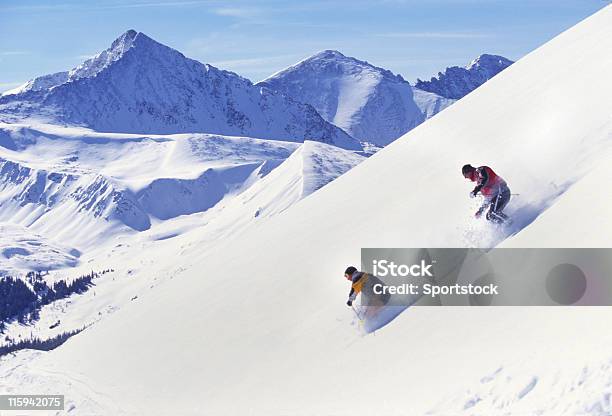 Świeży Śnieg Narciarzy W Proszku Z Widokiem Na Góry - zdjęcia stockowe i więcej obrazów Stan Kolorado