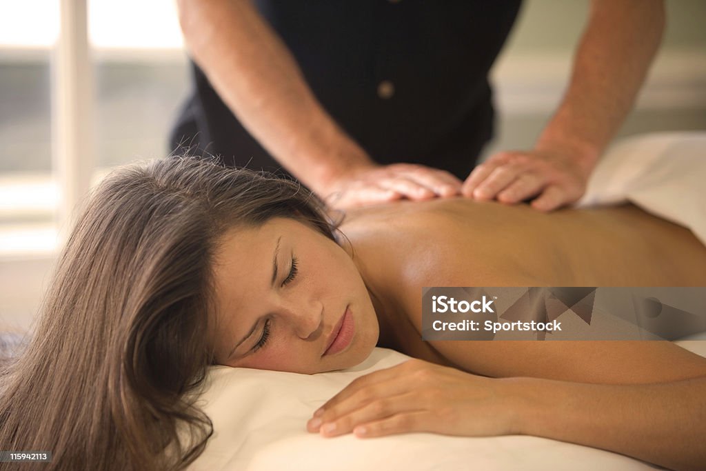 Linda mulher recebendo massagem - Foto de stock de Adulto royalty-free