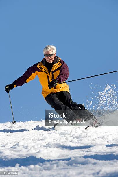 Starszy Człowiek Narciarstwo Na Śniegu - zdjęcia stockowe i więcej obrazów Aktywni seniorzy - Aktywni seniorzy, Aktywny tryb życia, Czynność