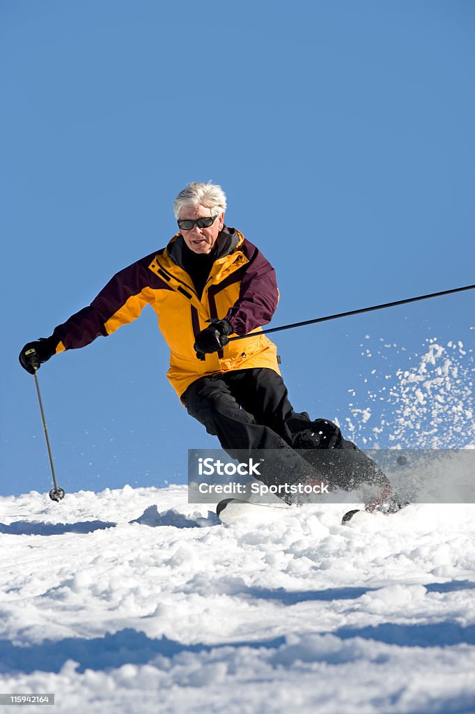 Homem sênior esqui na neve - Foto de stock de Adulto royalty-free