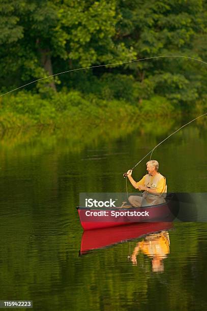 Uomo Anziano Pesca Con La Mosca Da Canoa - Fotografie stock e altre immagini di Adulto - Adulto, Albero, Ambientazione esterna