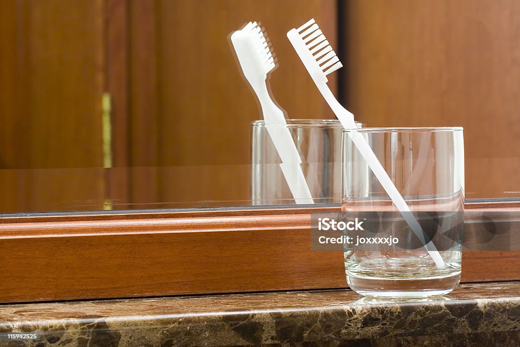 Escova de dentes em uma taça - Foto de stock de Artigos de Toucador royalty-free