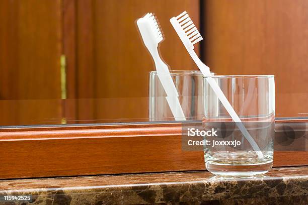 Foto de Escova De Dentes Em Uma Taça e mais fotos de stock de Artigos de Toucador - Artigos de Toucador, Banheiro - Estrutura construída, Banheiro doméstico