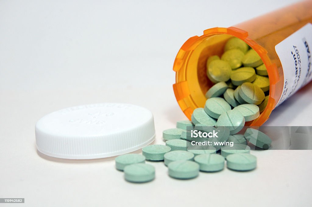 Pillen aus Medizin-Flasche Spilled - Lizenzfrei Tablettenfläschchen Stock-Foto