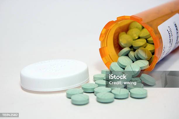 Pílulas Cair Da Receita Médica Frasco - Fotografias de stock e mais imagens de Frasco de Comprimidos - Frasco de Comprimidos, Comprimido, Entornar