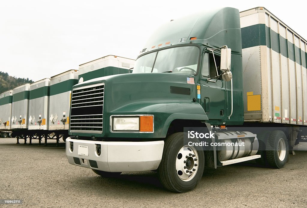 Semi camion et remorque à Entrepôt de Distribution - Photo de Convoi libre de droits