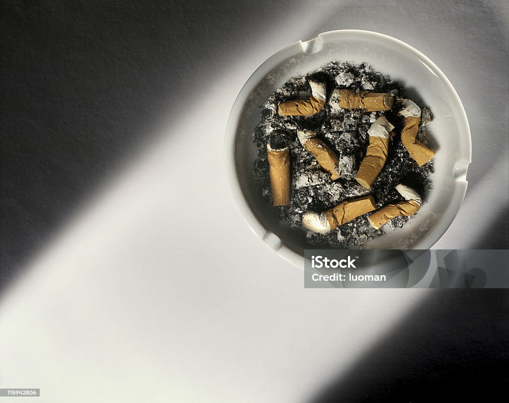 Rauchen von Zigaretten - Lizenzfrei Abhängigkeit Stock-Foto