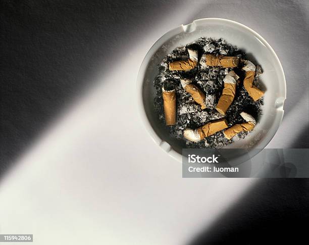 Fumo Di Sigaretta - Fotografie stock e altre immagini di Antigienico - Antigienico, Arresto cardiaco, Assuefazione