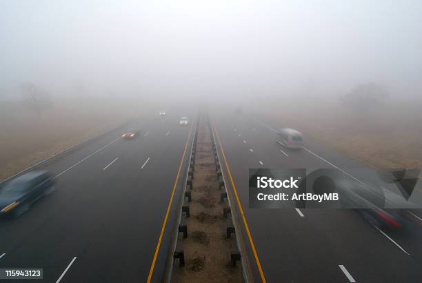 Photo libre de droit de Brouillard Sur Lautoroute banque d'images et plus d'images libres de droit de Autoroute - Autoroute, Brouillard, Autoroute inter-état américaine