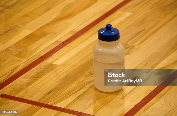 Botella De Agua Foto de stock y más banco de imágenes de Azul - Azul, Baloncesto, Botella